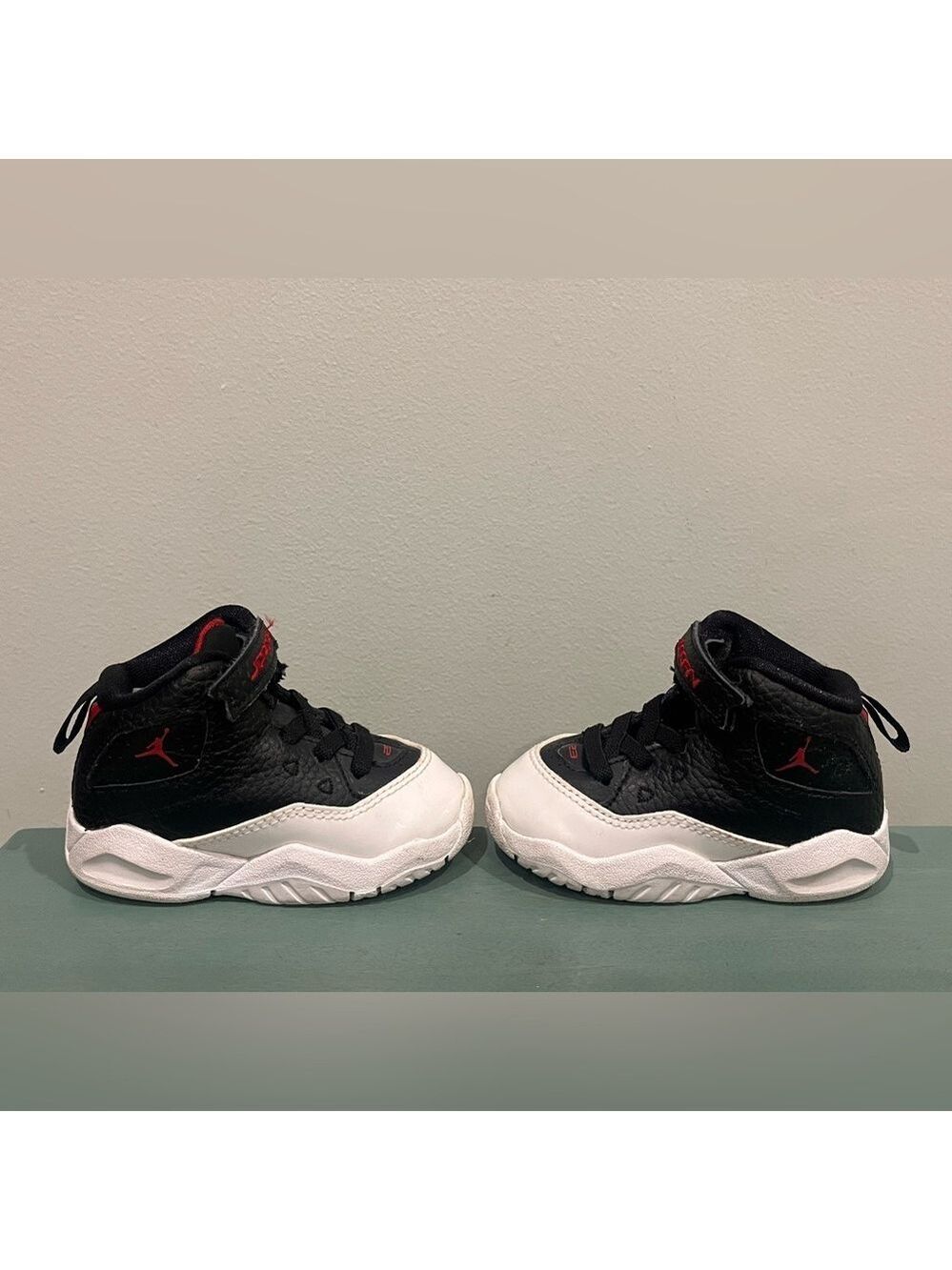 Jordan Toddler 4C Black/White/Red Bloyal Sneakers - Picture 2 of 7